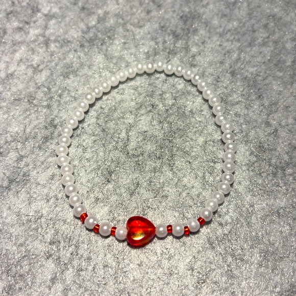 ❤️ Red heart beadsds and white faux pearls bracelet - Picture 2 of 2